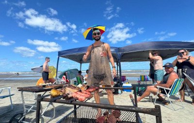 Nem chocolatão tira a diversão dos veranistas na praia após tempo dar trégua no domingo