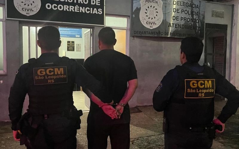 Homem foi preso após agredir mulher com criança no colo