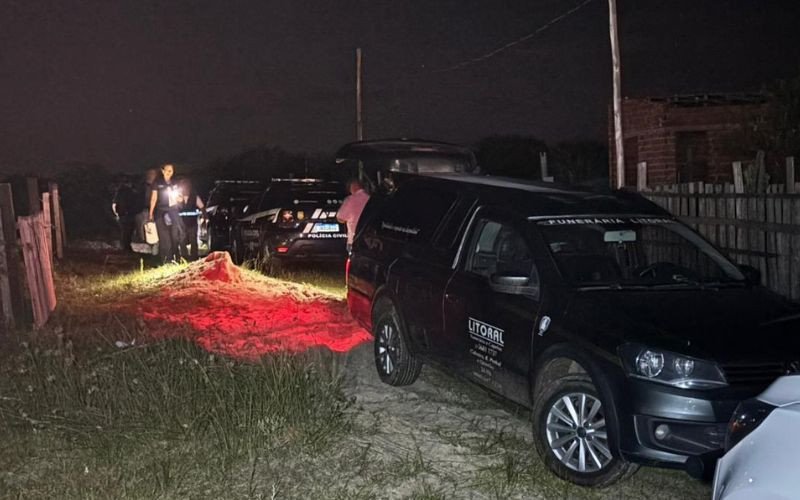 Corpo de mulher foi encontrado enterrado em duas na Praia do Magistério, no litoral norte, na noite deste sábado (7) | abc+