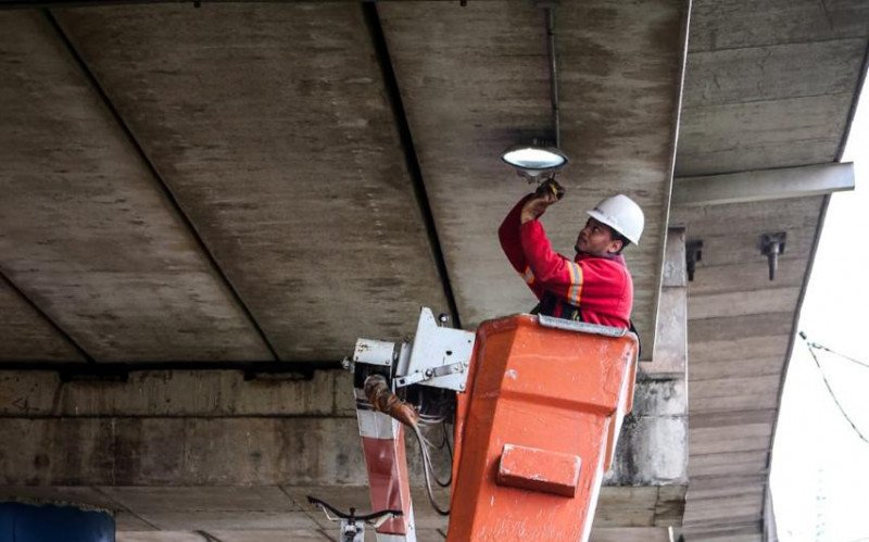 Prefeitura de São Leopoldo está executando trocas de luminárias antigas por lâmpadas de tecnologia LED