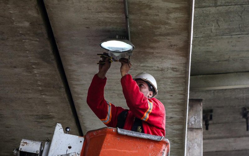 Prefeitura de São Leopoldo está executando trocas de luminárias antigas por lâmpadas de tecnologia LED