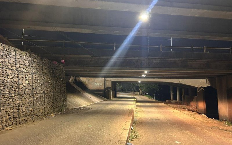 Prefeitura de São Leopoldo está executando trocas de luminárias antigas por lâmpadas de tecnologia LED - Rua da Praia