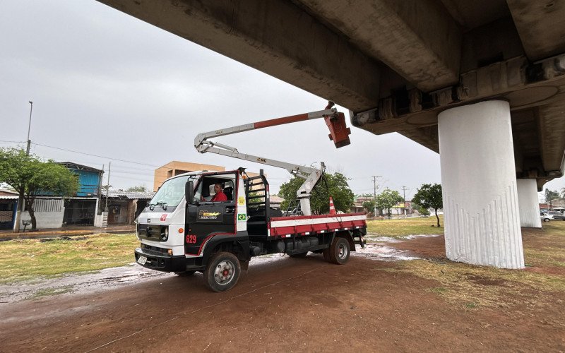 Prefeitura de São Leopoldo está executando trocas de luminárias antigas por lâmpadas de tecnologia LED - sob os trilhos do trem, na Avenida Mauá