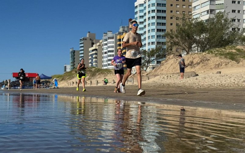 Corrida contou com percurso na faixa de areia de Tramandaí para provas de 5 e 10 km