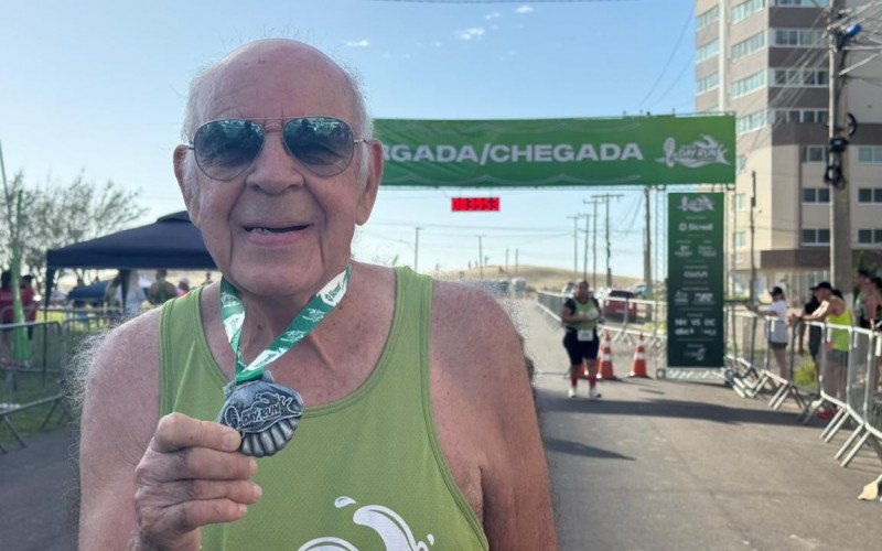 Arno com sua medalha após concluir a prova de 3 km