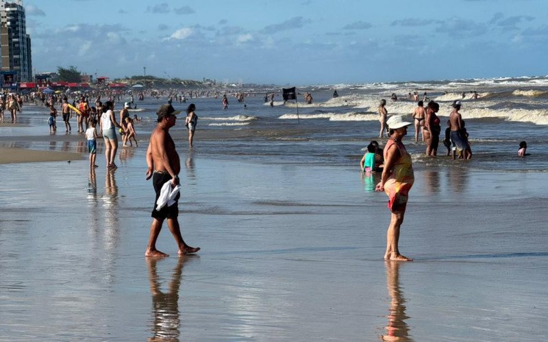 Mesmo com mar chocolatão, veranistas aproveitam o verão em Tramandaí