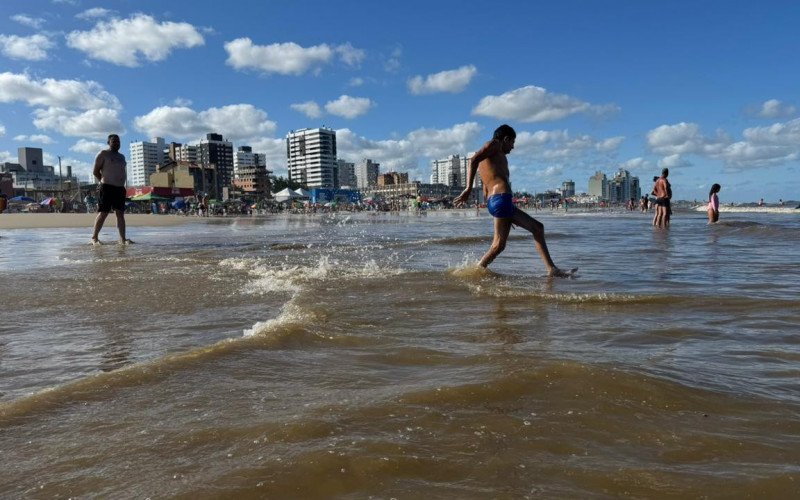 Mar chocolatão não tira a diversão de veranistas que aproveitam domingo de sol