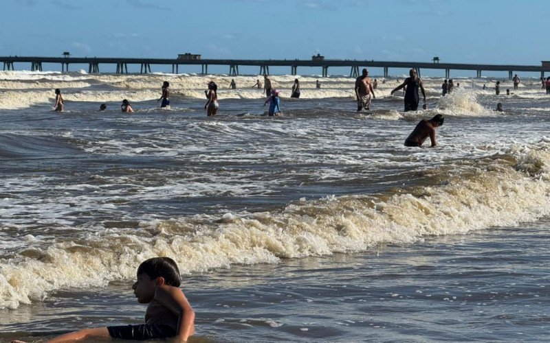Mar chocolatão não tira a diversão de veranistas que aproveitam domingo de sol