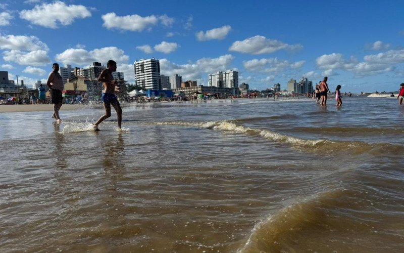 Mar chocolatão não tira a diversão de veranistas que aproveitam domingo de sol