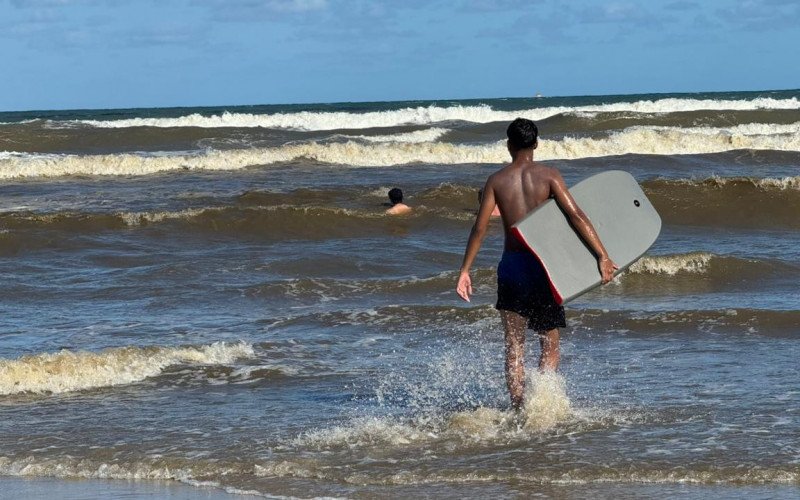 Mar chocolatão não tira a diversão de veranistas que aproveitam domingo de sol