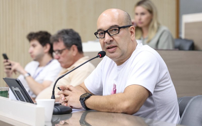 Com respaldo de Finck, Caju é mantido como líder do governo pelo segundo ano seguido; Ica (de amarelo) volta a ocupar papel estratégico no Legislativo  | abc+