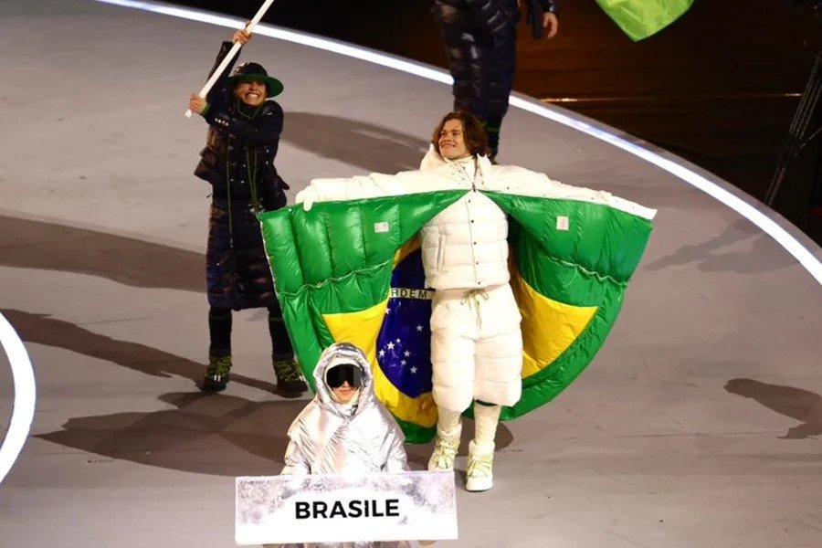 Antes do primeiro atleta a competir, gaúcho faz história na abertura das Olimpíadas de Inverno