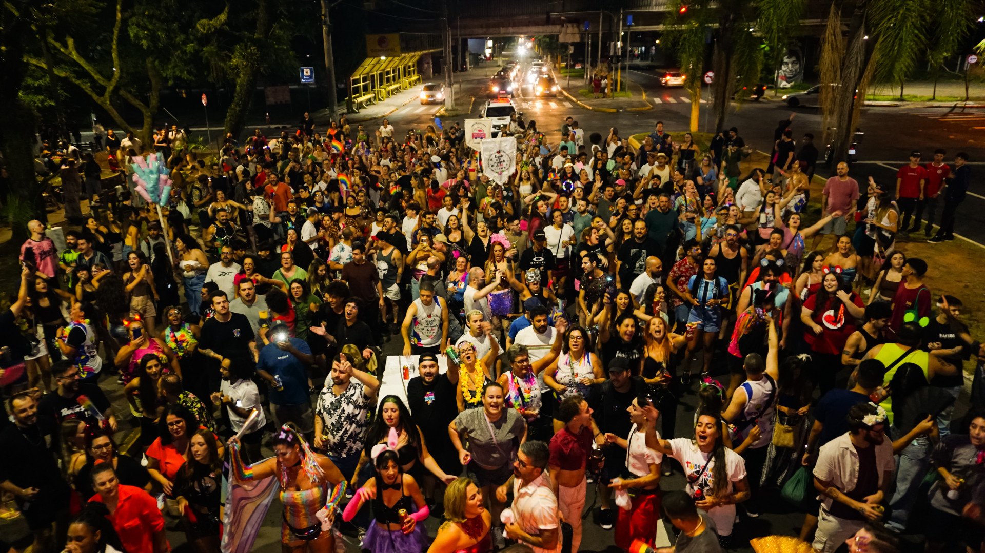 Desfile do Bloco Não Cutuca arrasta mais de 4 mil pessoas pelas ruas do Centro leopoldense