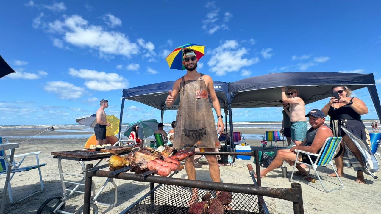 Nem chocolatão tira a diversão dos veranistas na praia após tempo dar trégua no domingo