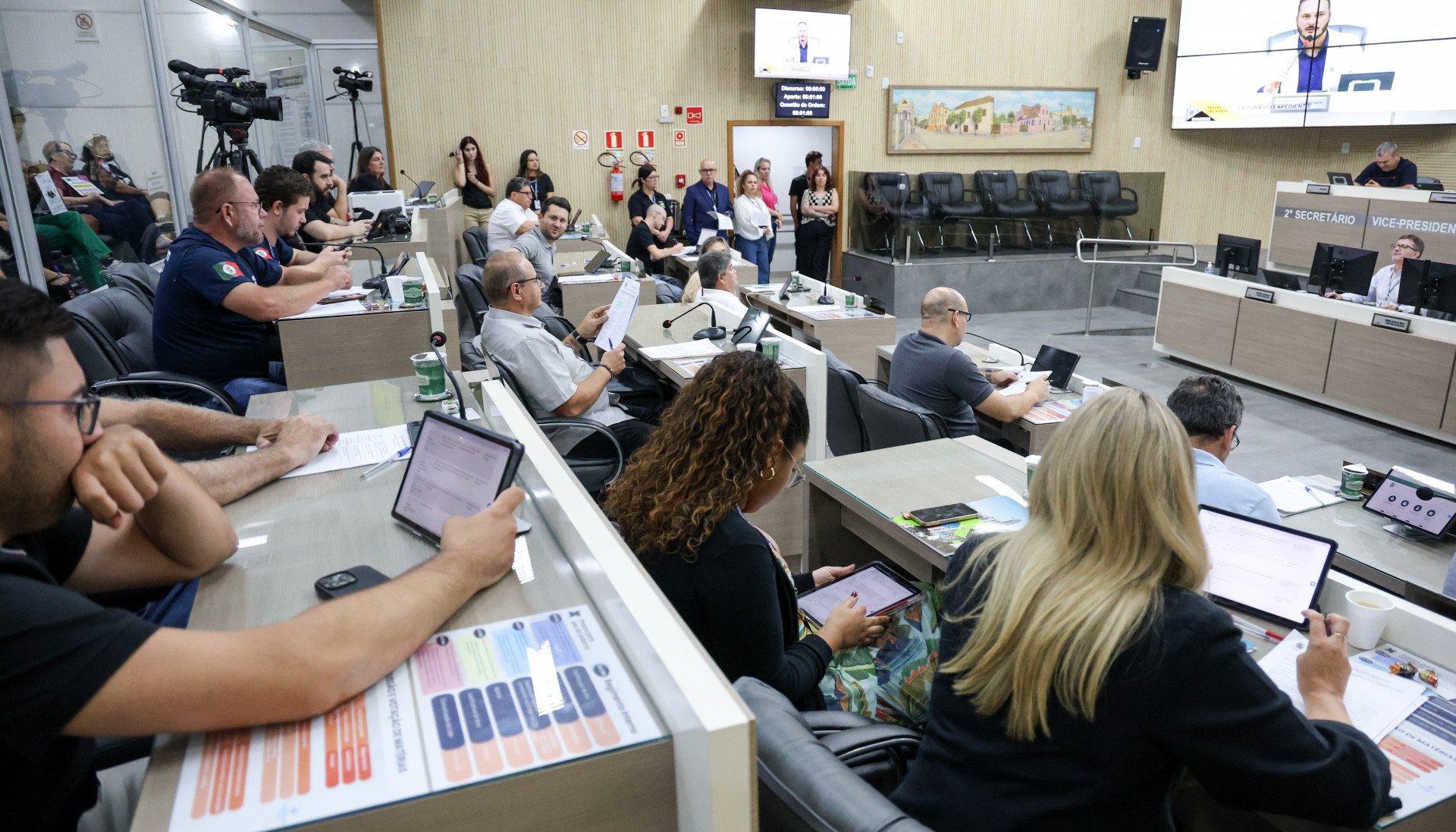 “Política não é profissão”: Sessão “pega fogo” no dia em que vale-refeição de R$ 1 mil sai de pauta