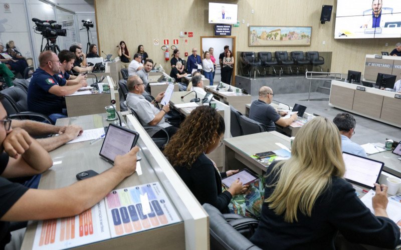 Debate acalorado na tribuna marca sessão mesmo sem a matéria entrar em votação | abc+