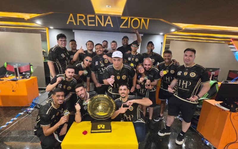 Equipe reunida com o troféu de campeão | abc+