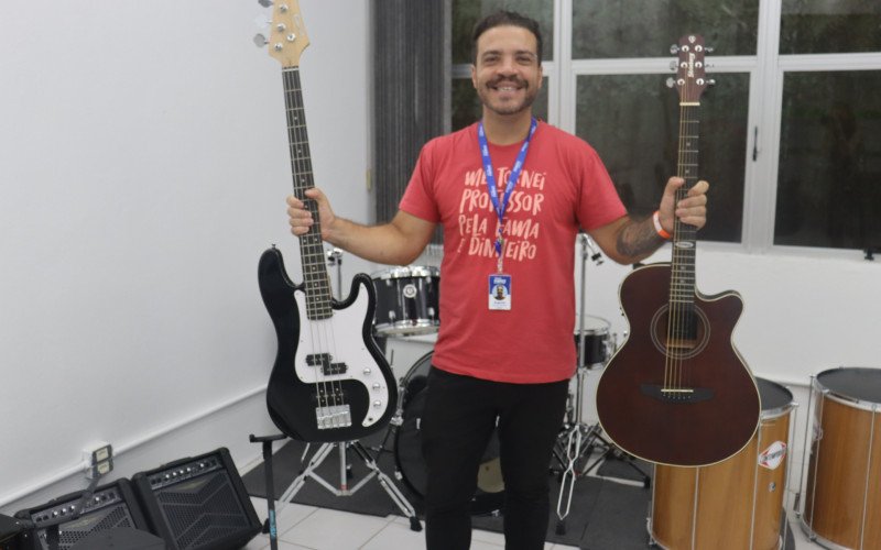 O professor de m&uacute;sica Augusto Schneider destaca a multidisciplinaridade das aulas