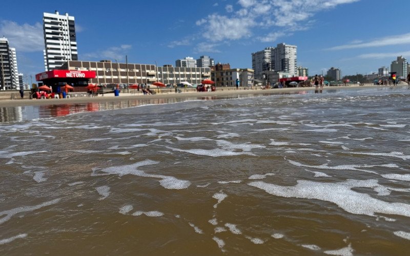 litoral norte - praia do rs - sol - mar - ondas - sol com nuvens