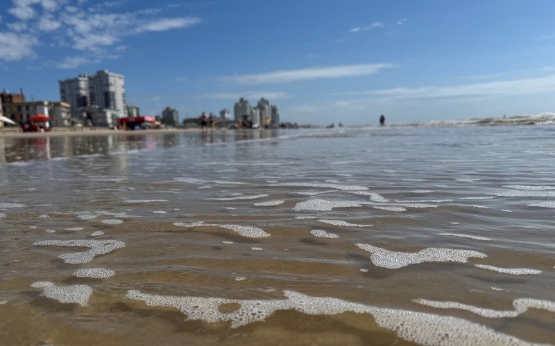 litoral norte - praia do rs - sol - mar - ondas - sol com nuvens