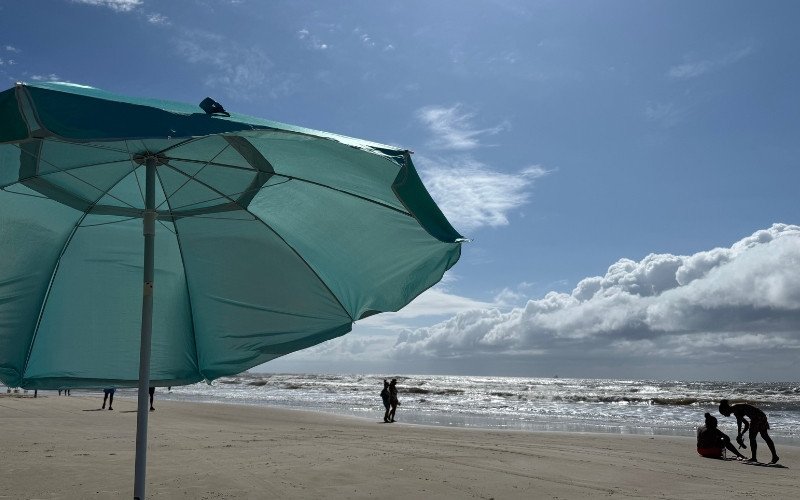 litoral norte - praia do rs - sol - mar - ondas - sol com nuvens
