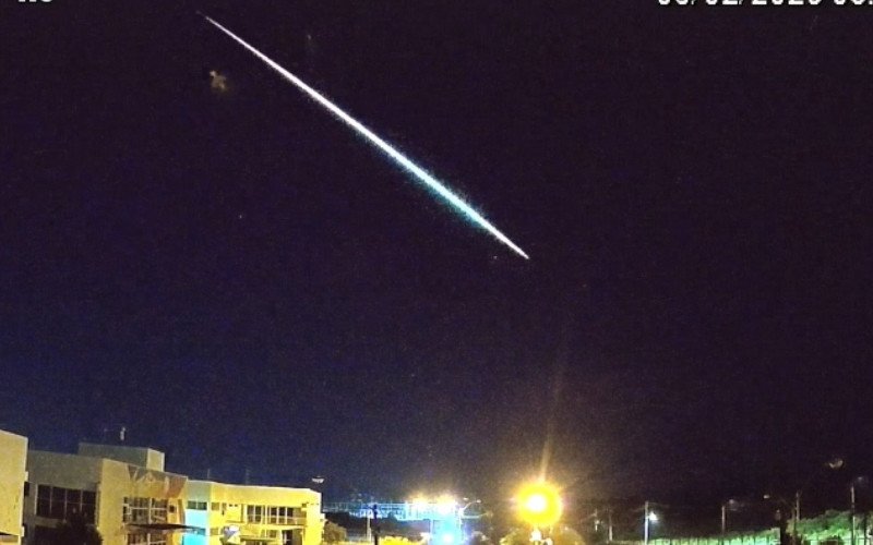 Meteoro brilha intensamente e é totalmente consumido enquanto rasga o céu de Santa Maria, no RS | abc+