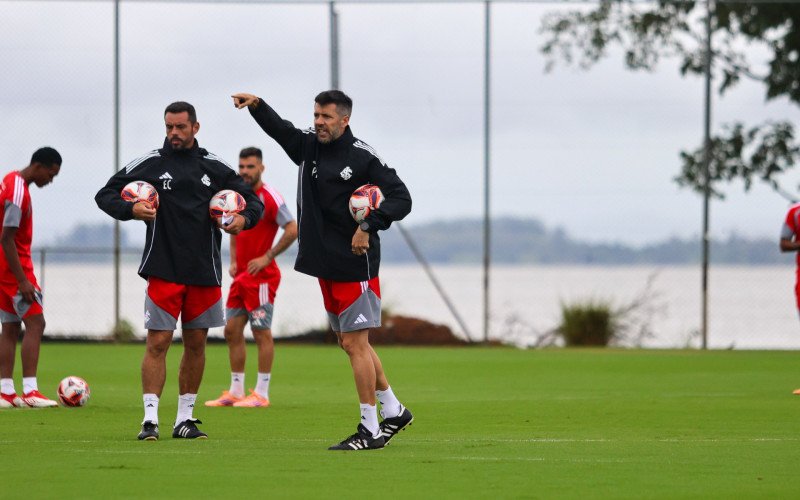 Técnico Paulo Pezzolano orienta seus jogadores no CT | abc+