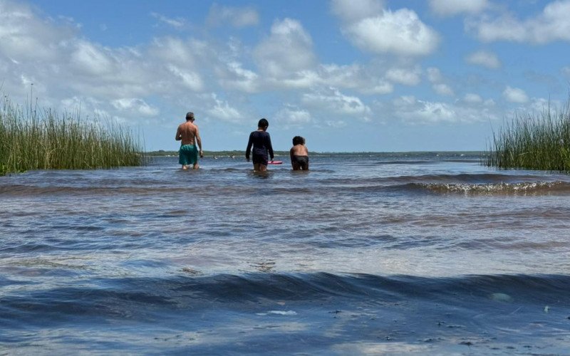 Crianças aproveitam o dia quente para se banhar no Lago Fortaleza