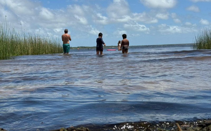 Crianças aproveitam o dia quente para se banhar no Lago Fortaleza