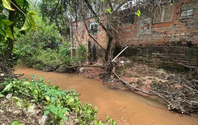 Estudo começa a avaliar melhorias para o Arroio Gauchinho; moradores relatam sofá e até fogão dispensados no local