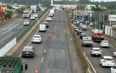 BR-116: Restrição na pista do viaduto sob a João Corrêa causa congestionamento em São Leopoldo