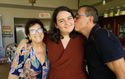 "Hoje ela tem uma vida": família de Canoas mostra o impacto do uso de canabidiol para tratar doença da filha