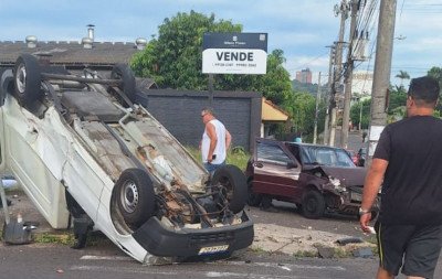 VÍDEO: Acidente com capotagem deixa feridos no bairro Canudos