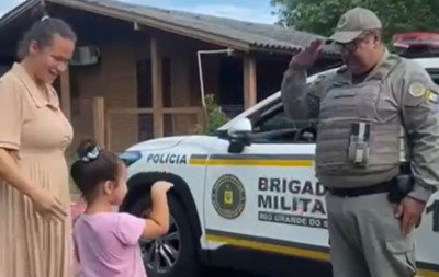 Menina de 4 anos engasga com moeda e é salva por ação rápida de policiais militares