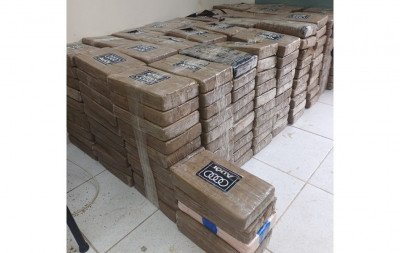 Mais de 1 tonelada de cocaína é apreendida e brasileiros são detidos durante operação internacional em alto mar