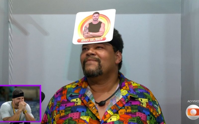 Babu Santana ficou com placa de Jonas na cabeça durante Sincerão do BBB 26 | abc+