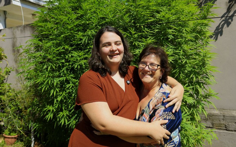 Liane (à direita) planta a cannabis em casa depois de muita luta para tratar sua filha Carol | abc+