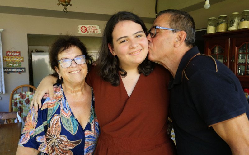 Liane, Carol e José comemoram o sucesso do tratamento que trouxe qualidade de vida para a adolescente | abc+