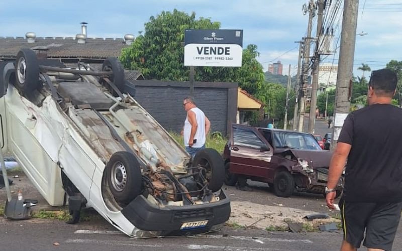 Acidente com capotagem no bairro Canudos na manhã desta terça-feira (10) | abc+