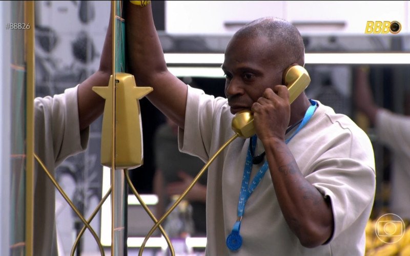 Edilson Capetinha atendeu o Big Fone, deu placa para Milena, mas era ação de marketing no BBB 26 | abc+