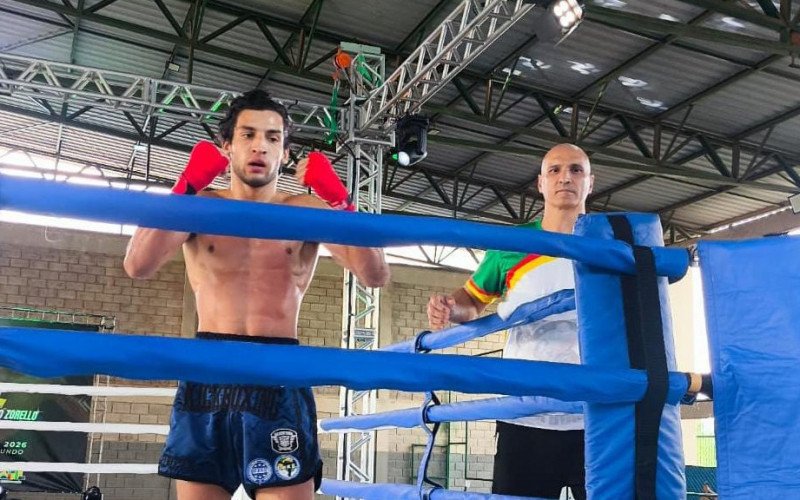 Atleta Murilo Duarte Dutra ao lado do mestre Roger Neves | abc+