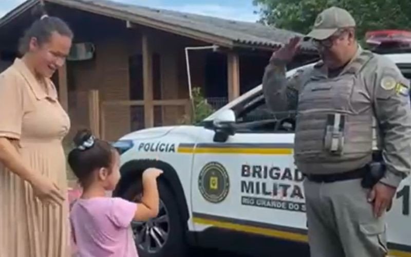Menina de 4 anos engasga com moeda e é salva por ação rápida de policiais militares em Novo Hamburgo | abc+