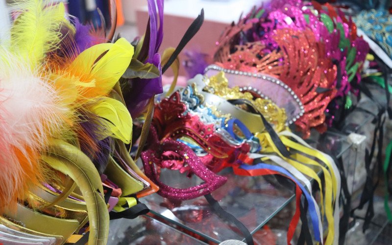 Pureza de crianças brincando livremente o carnaval ilumina os olhares e as lembranças do momento | abc+