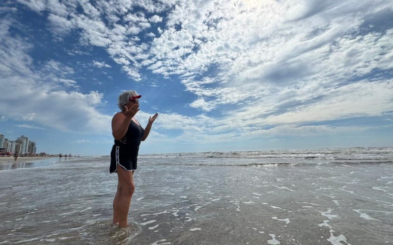 Todas as manhãs, Juraci Schmitt repete o ritual à beira da praia
