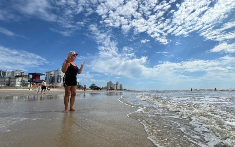 Todas as manhãs, Juraci Schmitt repete o ritual à beira da praia