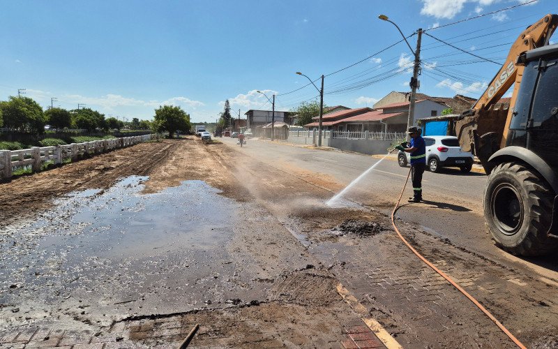 Equipes da Secretaria de Mobilidade e Obras (Semob) iniciaram a retirada da areia do entorno da avenida João Corrêa