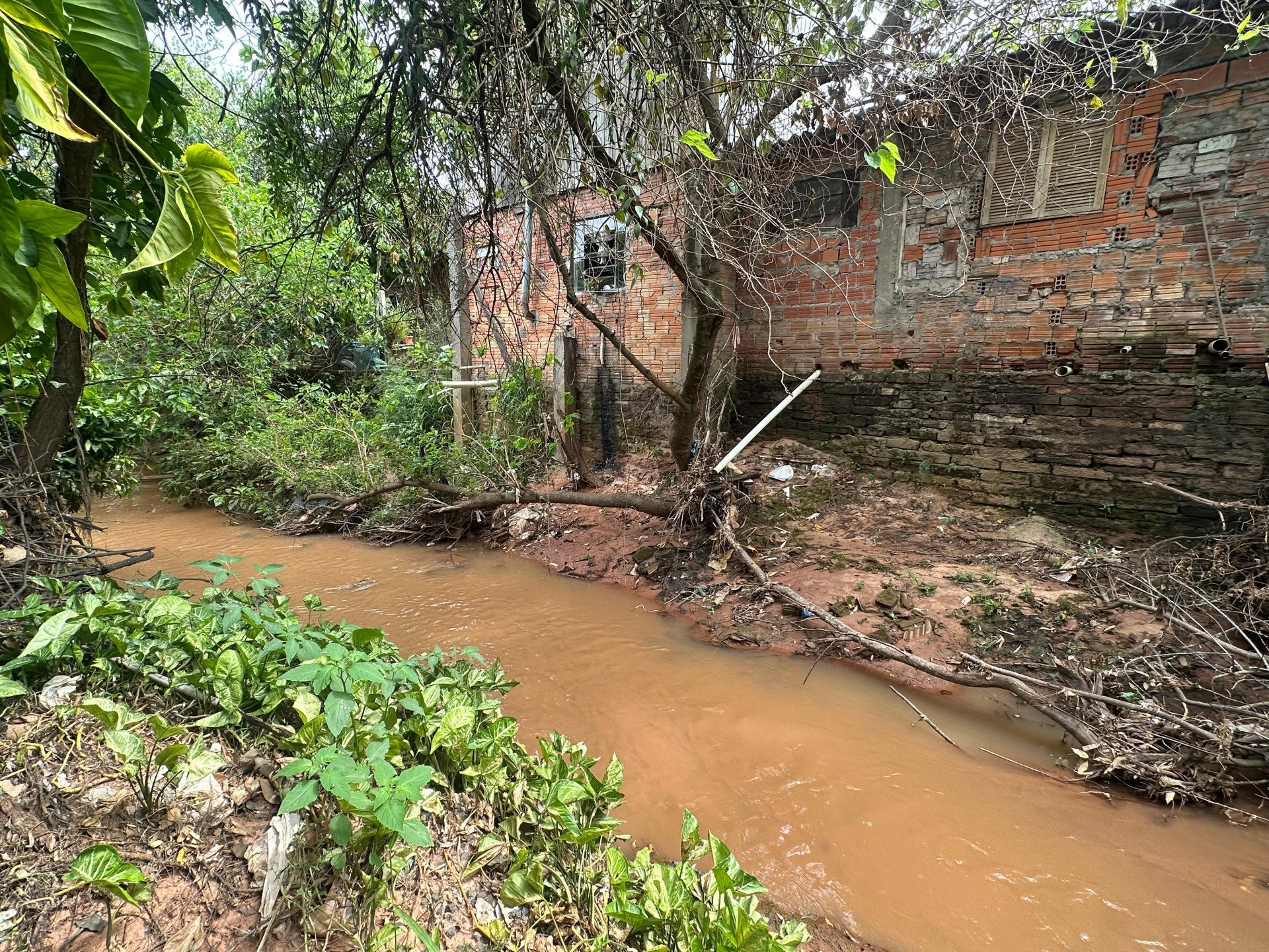 Estudo começa a avaliar melhorias para o Arroio Gauchinho; moradores relatam sofá e até fogão dispensados no local
