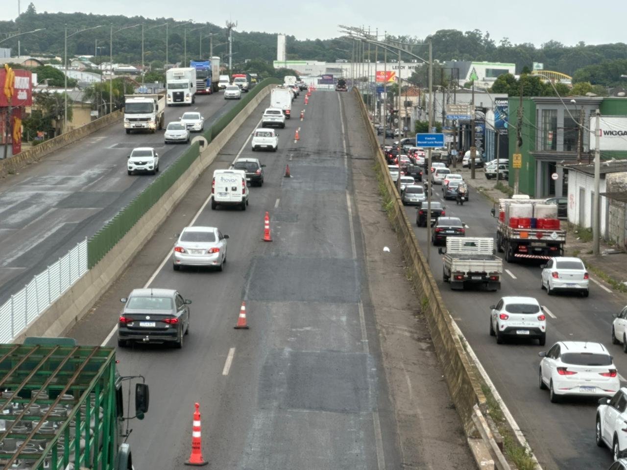 BR-116: Restri&ccedil;&atilde;o na pista do viaduto sob a Jo&atilde;o Corr&ecirc;a causa congestionamento em S&atilde;o Leopoldo