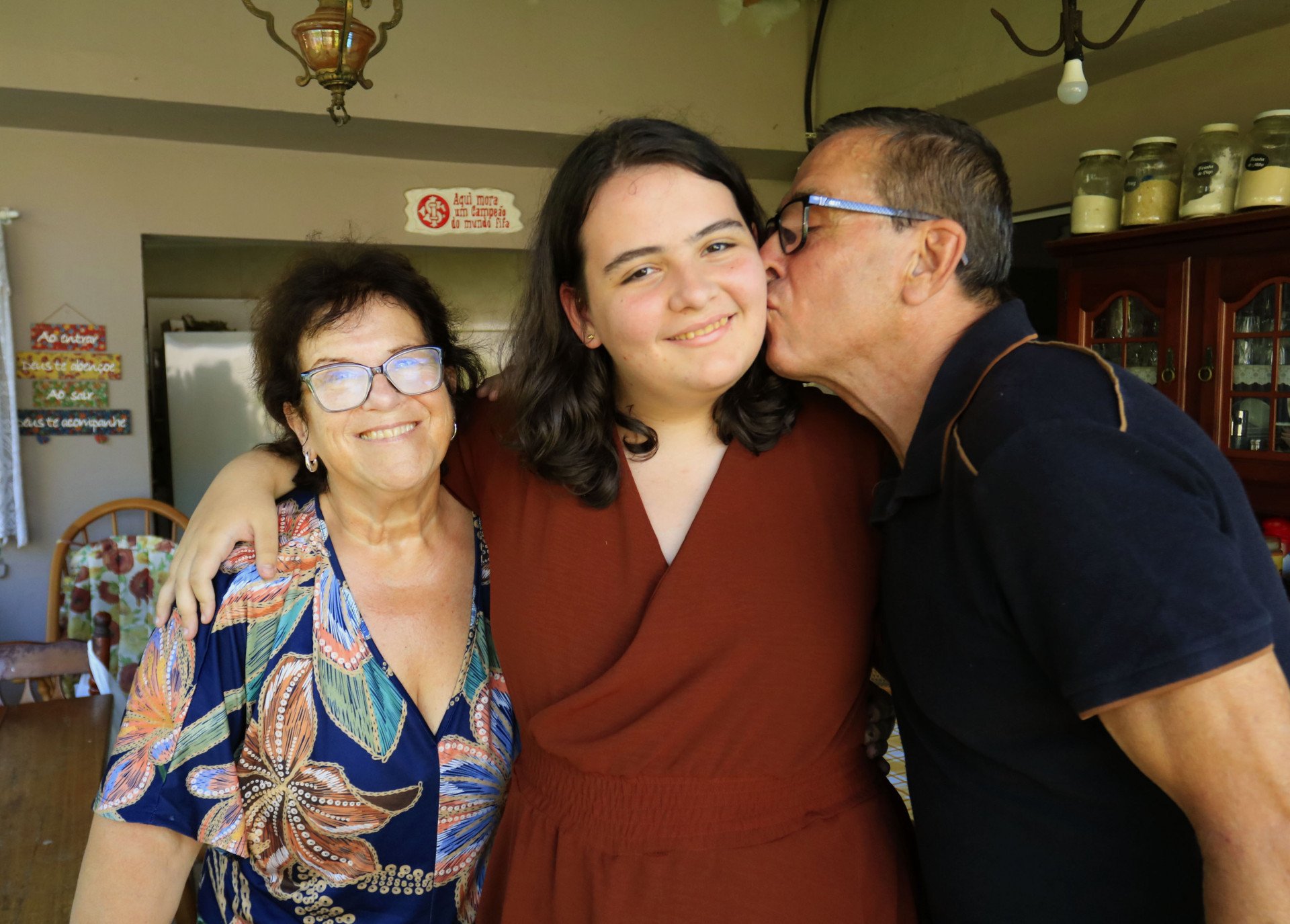 &ldquo;Hoje ela tem uma vida&rdquo;: fam&iacute;lia de Canoas mostra o impacto do uso de canabidiol para tratar doen&ccedil;a da filha