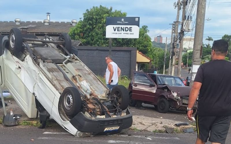 V&Iacute;DEO: Acidente com capotagem deixa feridos no bairro Canudos